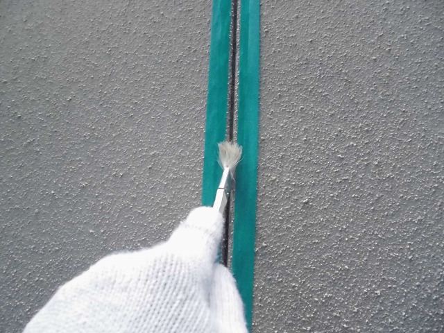 目地にプライマーを塗布